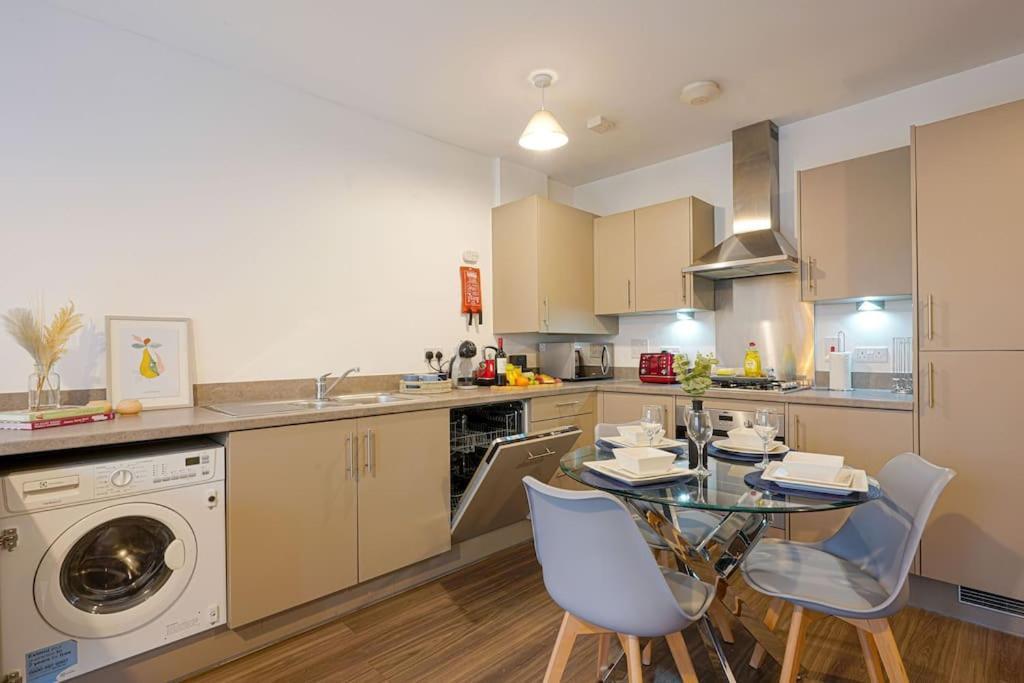Luxury Campbell Park Apartments In Central Mk With Balcony, Free Parking & Smart Tv With Netflix By Yoko Property Milton Keynes Exteriör bild
